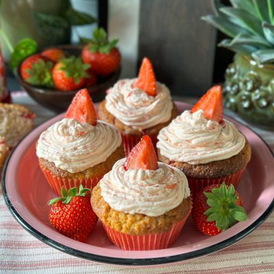 Aardbeien cupcakes met Monchou topping aardbeien cupcakes met MonChou topping
