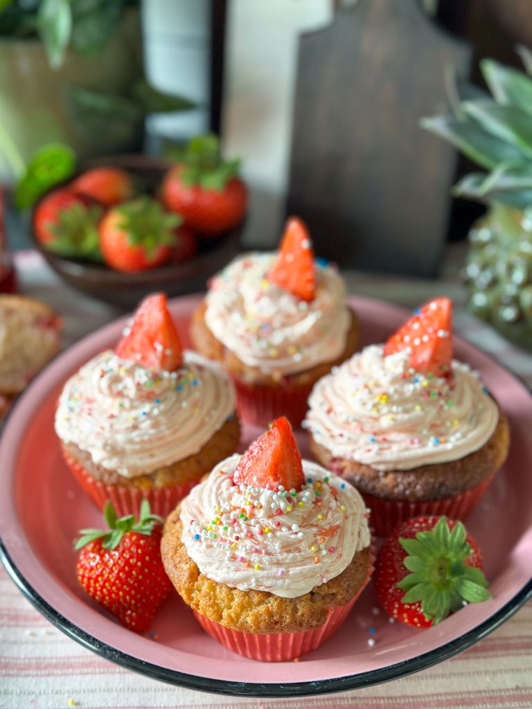 simpele cupcakes met aardbeien en Monchou topping 
