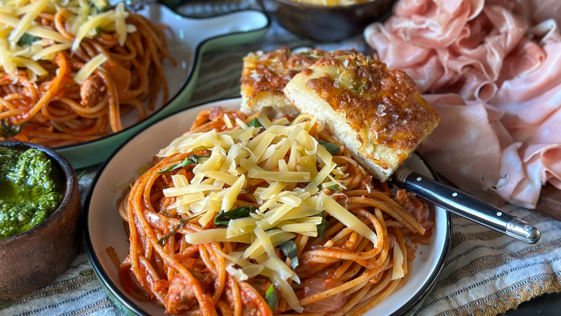 Spaghetti in simpele tomatensaus met rozemarijn en basilicum