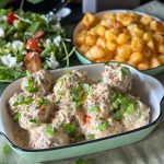 Italiaanse gehaktballetjes recept in roomsaus, geserveerd met salade en krieltjes