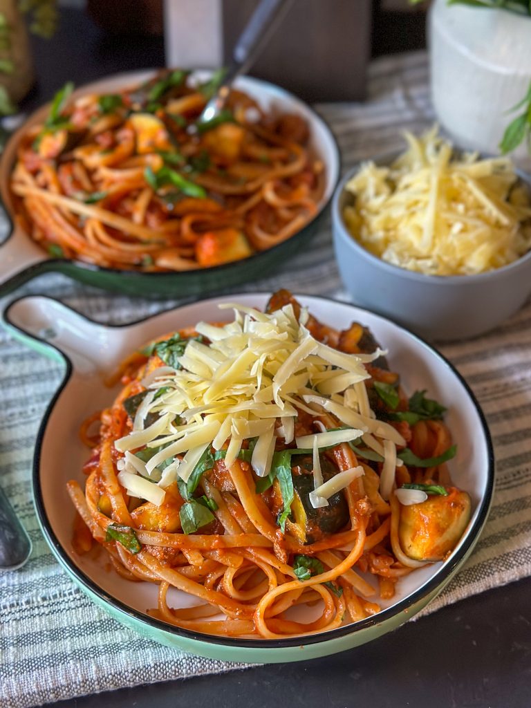 spaghetti in tomatensaus met gehakt en courgette 
