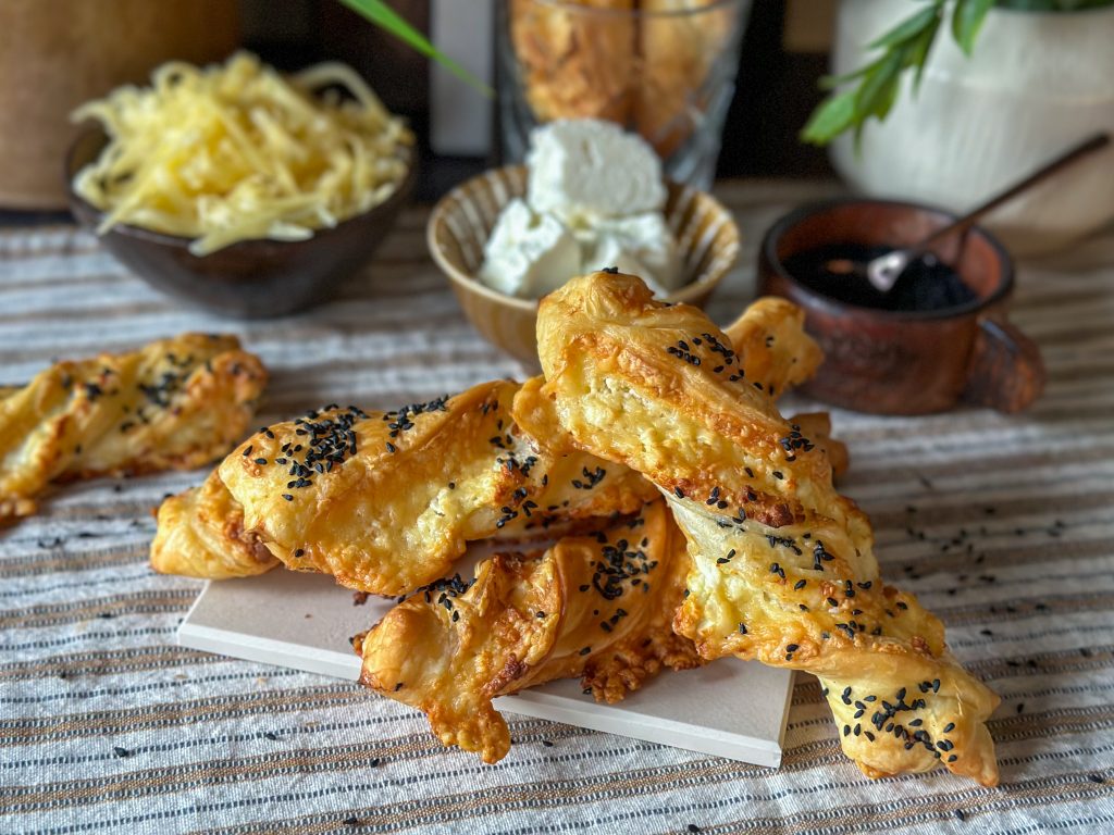 bladerdeeg kaasstengels met oude kaas en feta