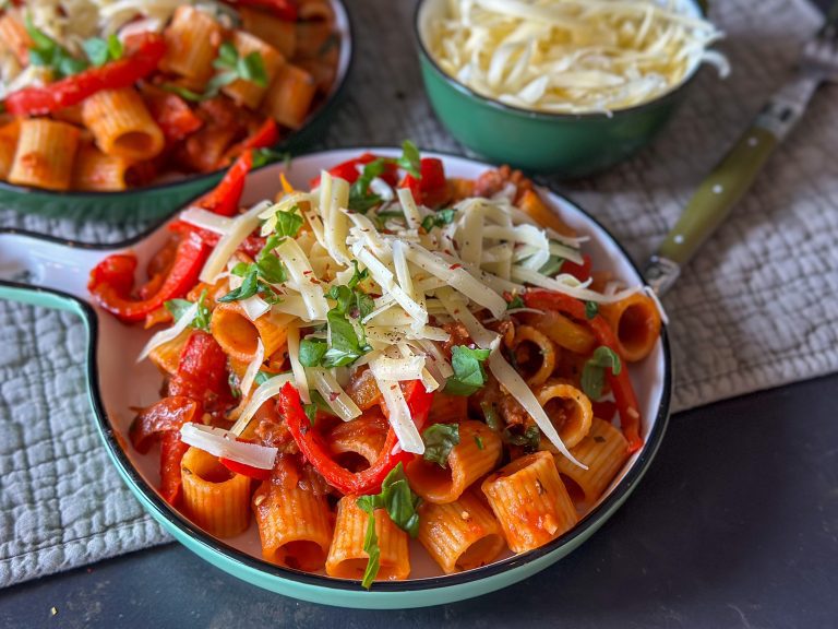 Familie over de Kook weekmenu 32-2024 pasta met paprika en gehakt
