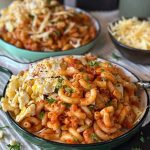 macaroni met verse worst in tomatensaus