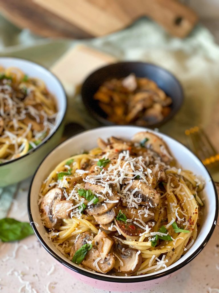 vegetarische pasta met champignons in roomsaus