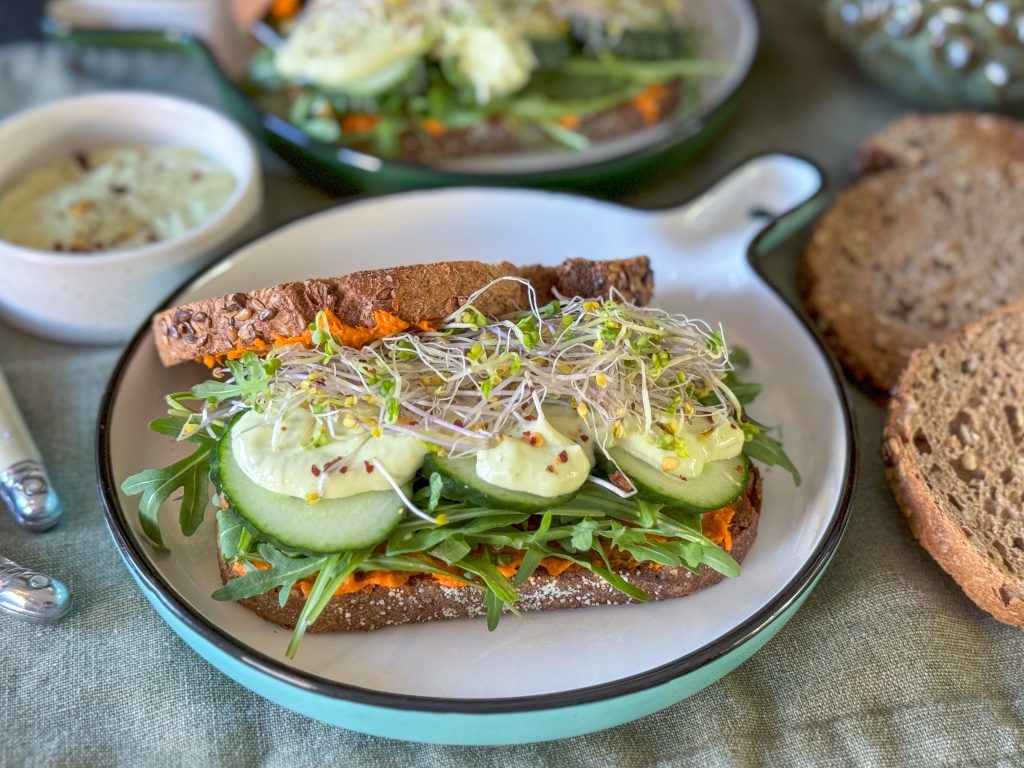 broodje (vegan) filet americain met avocado-mayonaise