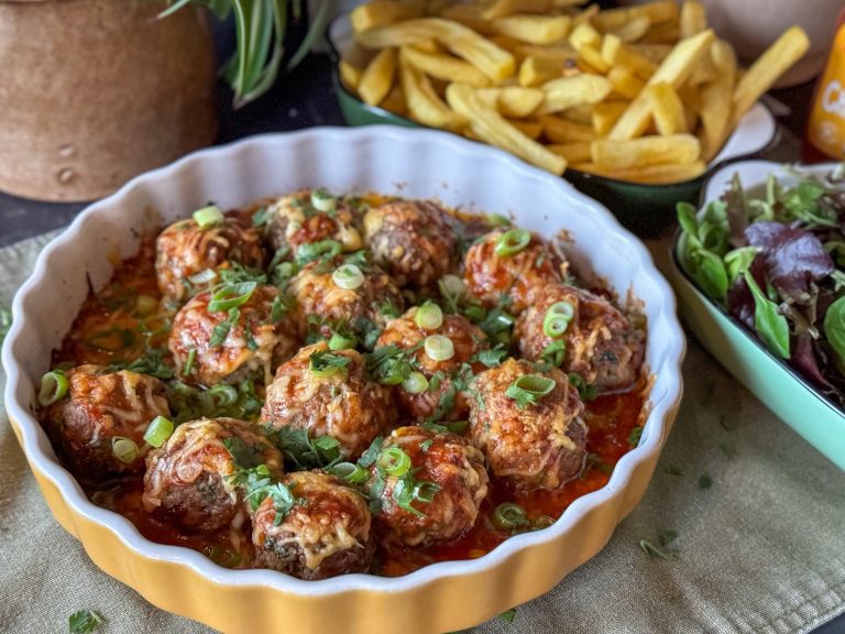 7 lekkere gehaktballetjes voor Oudejaarsavond Gehaktballetjes uit de oven met sweet chilisaus, geserveerd met kaas – recept Familie over de Kook