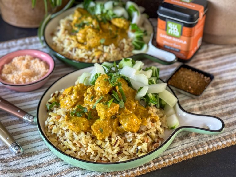 Kip in currysaus met rijst kip in romige currysaus met rijst en paksoi