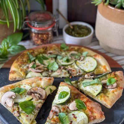 pizza met pistache pesto en kaas