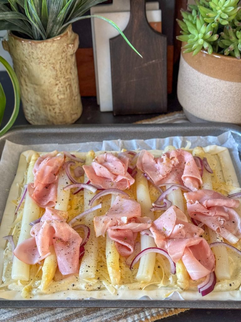 plaattaart met witte asperges en ham