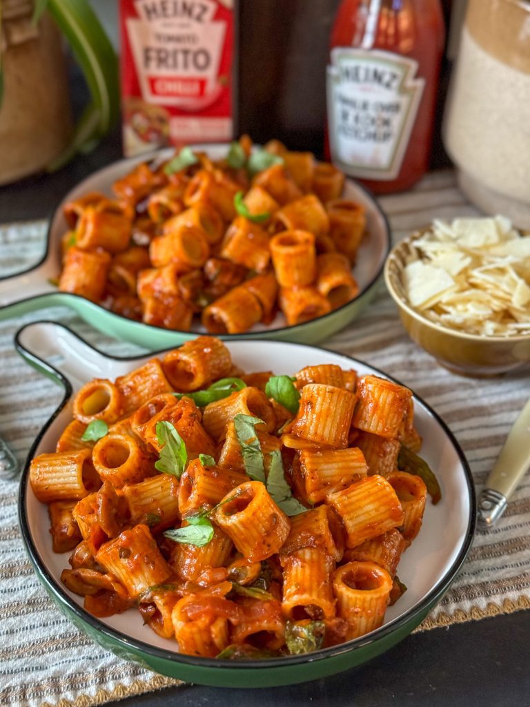 vegetarische pasta in pikante tomatensaus