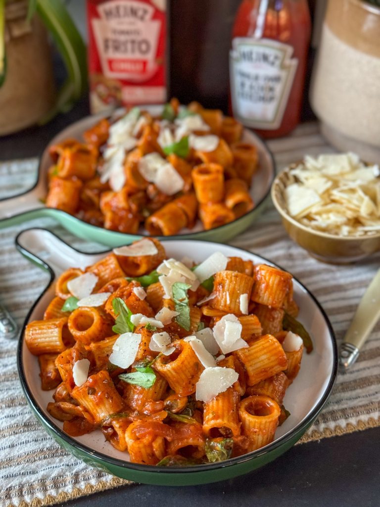 vegetarische pasta in pikante tomatensaus