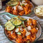 vegetarische pasta in pikante tomatensaus