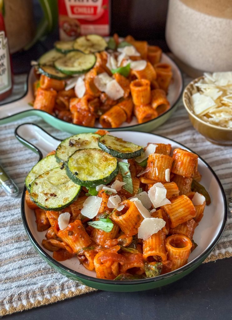 vegetarische pasta in pikante tomatensaus