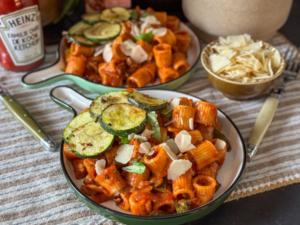 vegetarische pasta in pikante tomatensaus