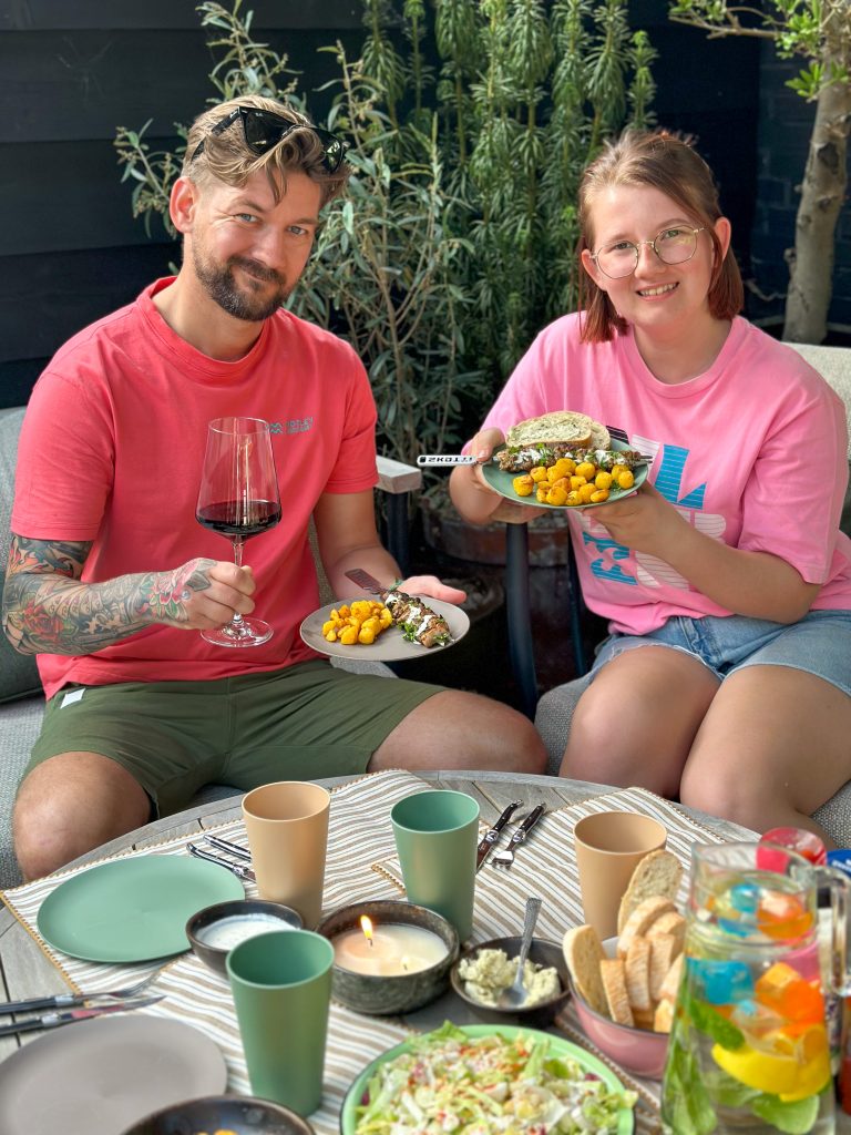 gezellig samen buiten eten 