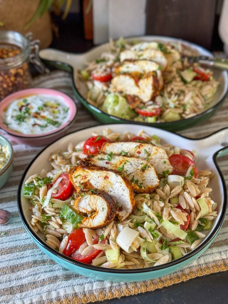 Orzo salade met gegrilde kip