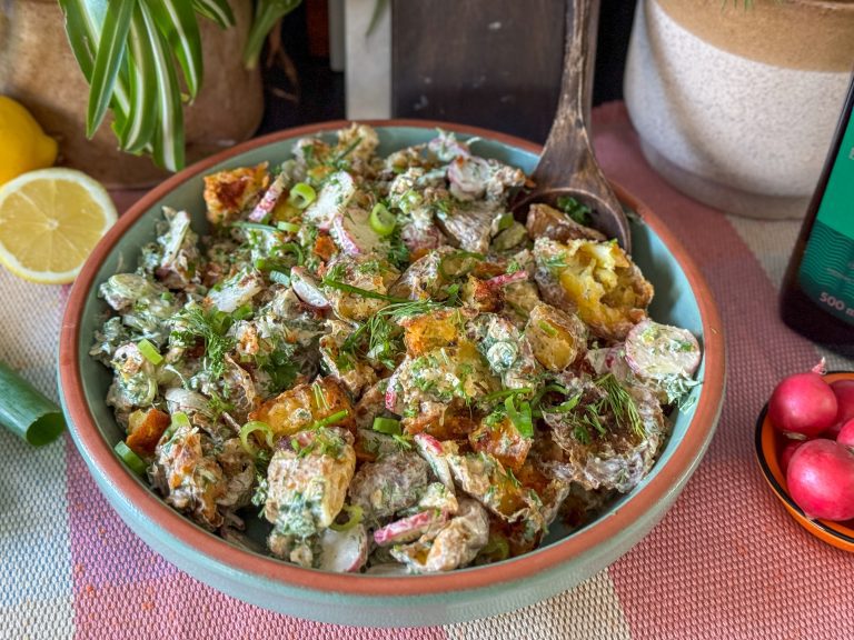 Seizoensgroenten in maart: lekkere groenten en recepten krokante aardappelsalade geserveerd in een grote schaal met extra verse kruiden eroverheen bestrooid