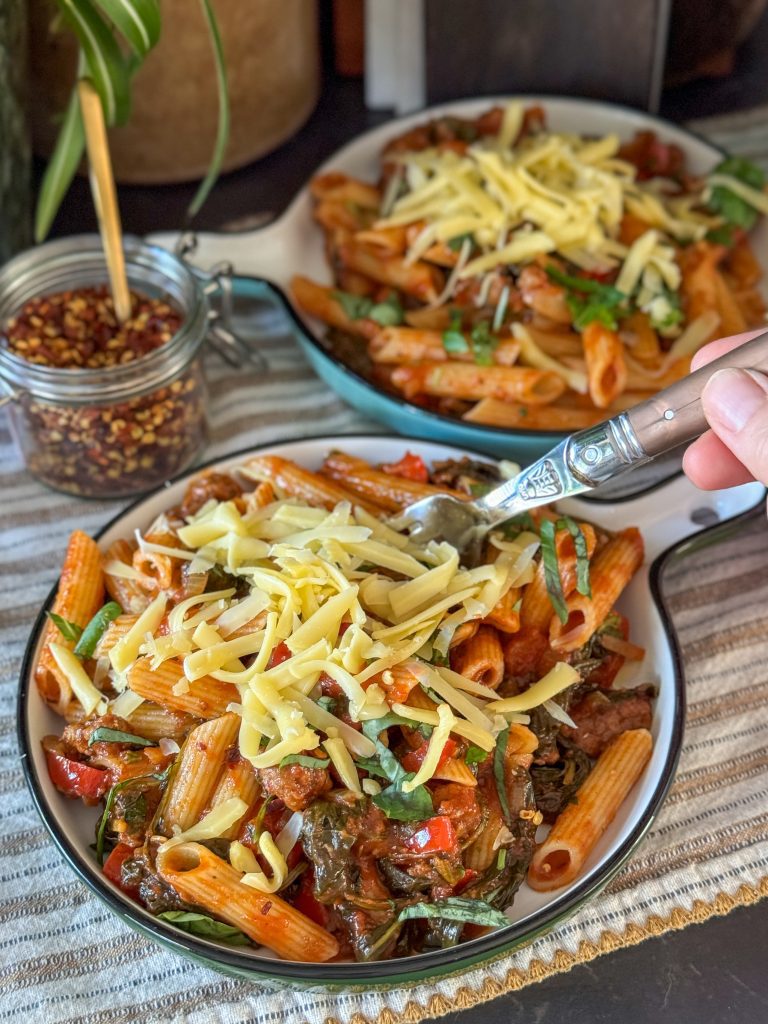 pasta in tomatensaus met cajunkruiden