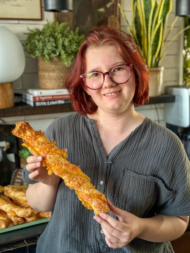 zelfgemaakte kaasstengels met oude kaas en bladerdeeg