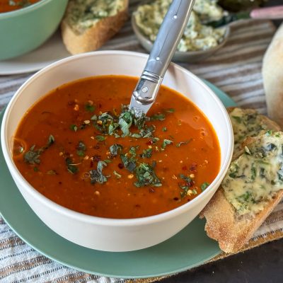 tomatensoep met oregano recept geserveerd met stokbrood en kruidenboter