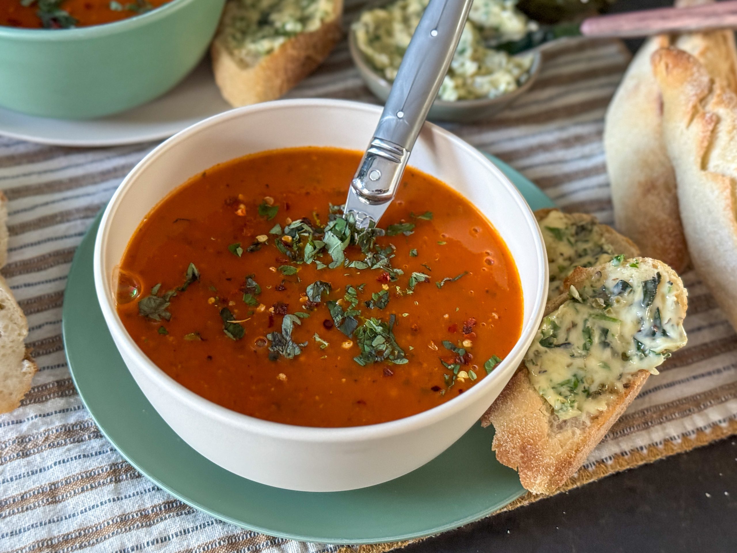 tomatensoep met oregano recept geserveerd met stokbrood en kruidenboter