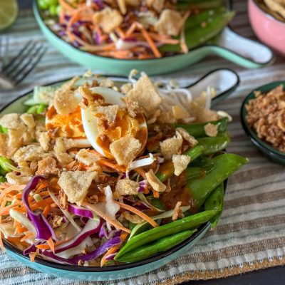 Gado Gado makkelijk recept Gado gado met pindasaus, sperziebonen, kroepoek, wortel, spitskool en een heerlijk gekookt ei