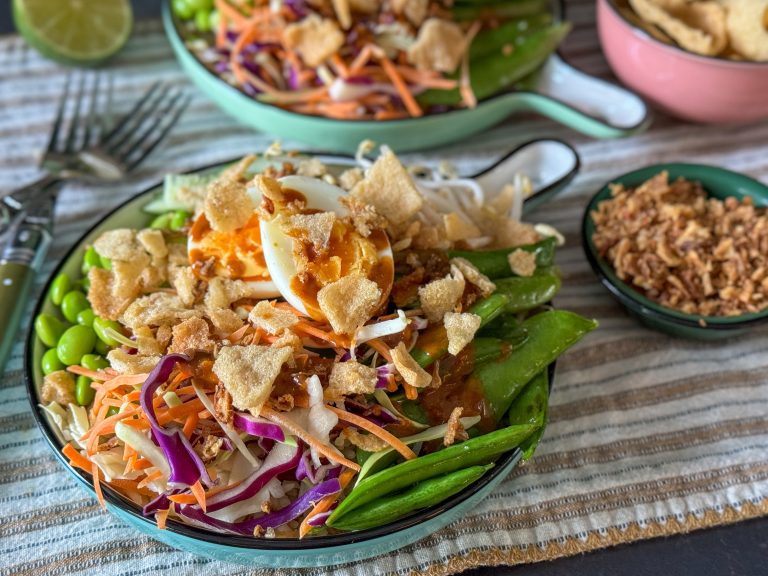 Familie over de Kook weekmenu 8-2025 Gado gado met pindasaus, sperziebonen, kroepoek, wortel, spitskool en een heerlijk gekookt ei
