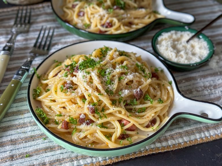 Pasta carbonara Italiaanse pasta carbonara met een romige saus, versgemalen zwarte peper en geraspte kaas.