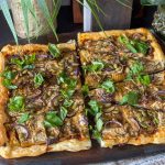 plaattaart met aubergine en tapenade