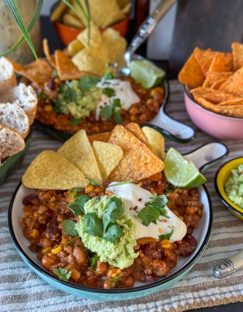 snelle chili con carne met avocado en tortillachips 