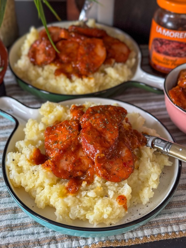 bloemkoolstamppot met gebakken rookworst in sweet chilisaus 