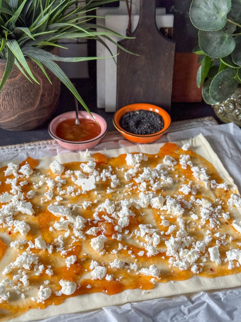 Bladerdeeghapjes met mangochutney en feta