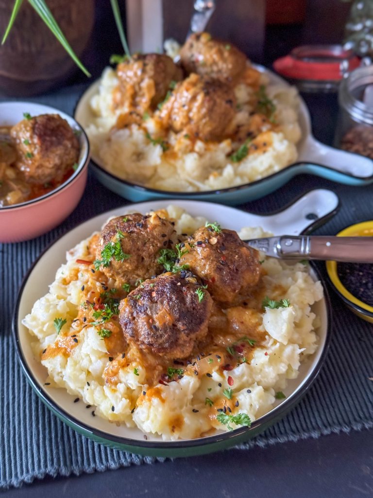 gehaktballetjes in gele currysaus met bloemkoolstamppot 