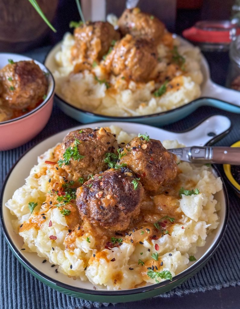 bloemkoolstamppot met gehaktballetjes in currysaus 