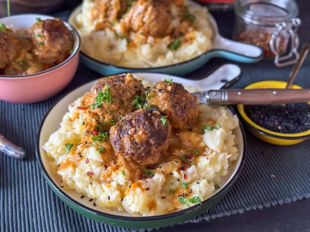 bloemkoolstamppot met gehaktballetjes in currysaus