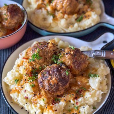 bloemkoolstamppot met gehaktballetjes in currysaus