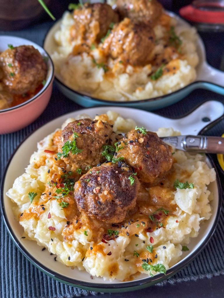 bloemkoolstamppot met gehaktballetjes in currysaus