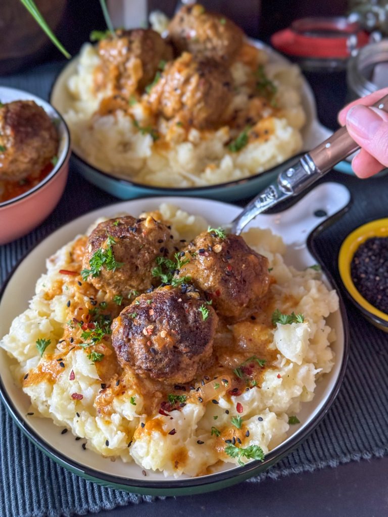 bloemkoolstamppot met gehaktballetjes in currysaus