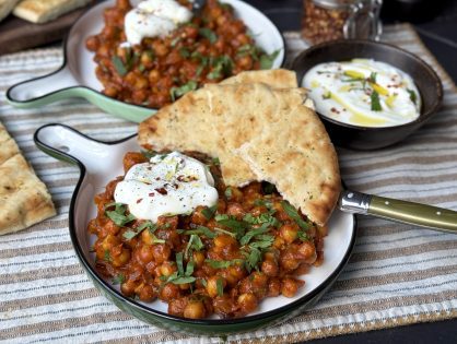 Kikkererwten in kruidige tomatensaus