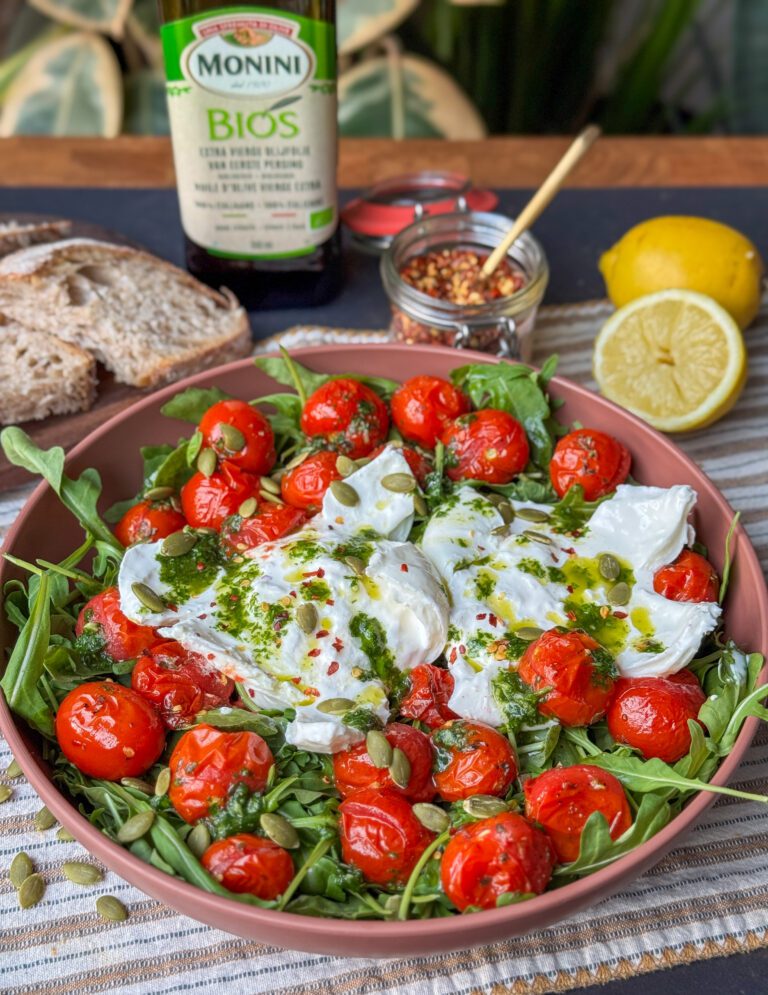 Salade caprese met geroosterde tomaten Familie over de kook