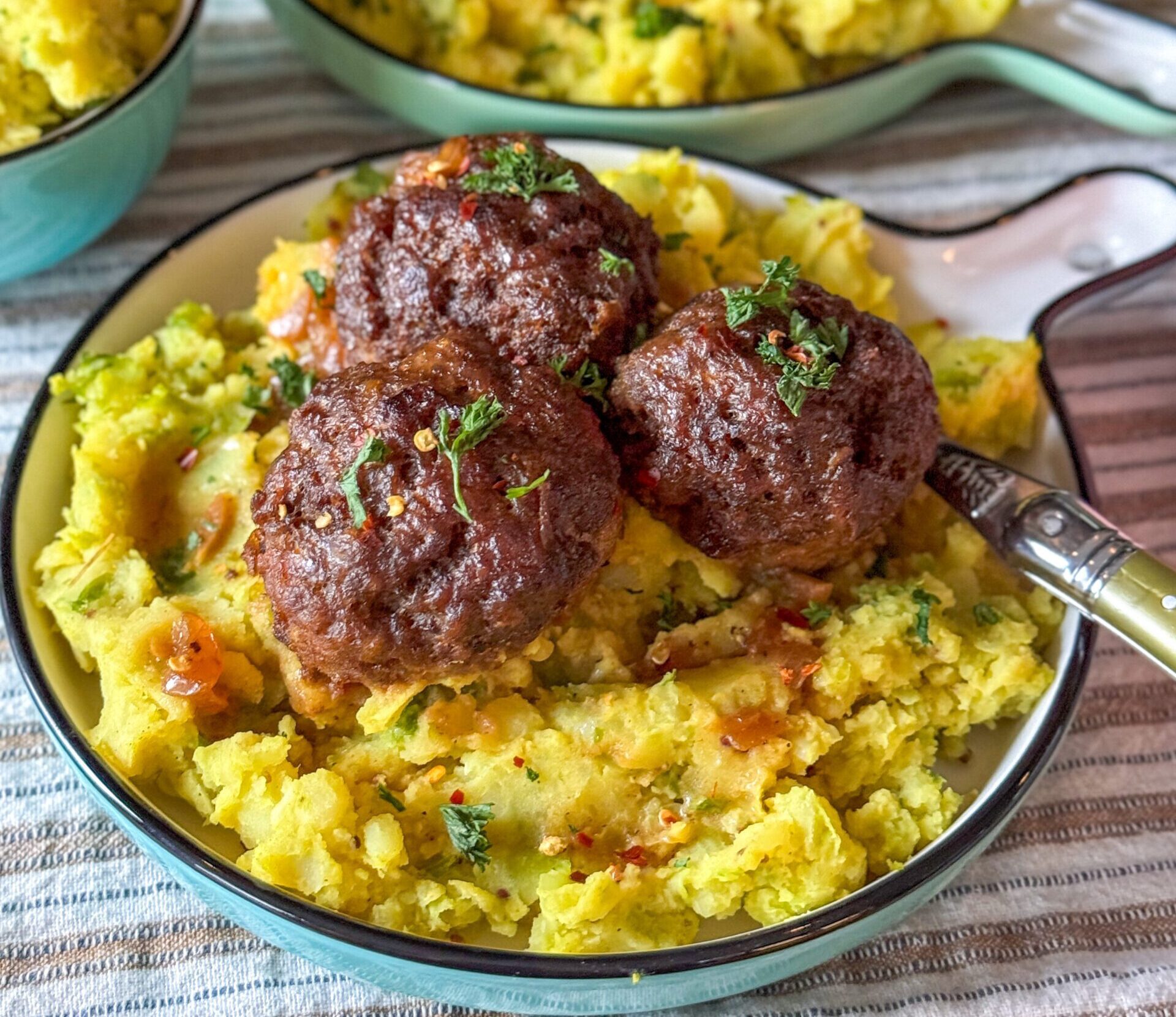 spruitjes stamppot met kerrie en gehaktballetjes in heerlijke jus