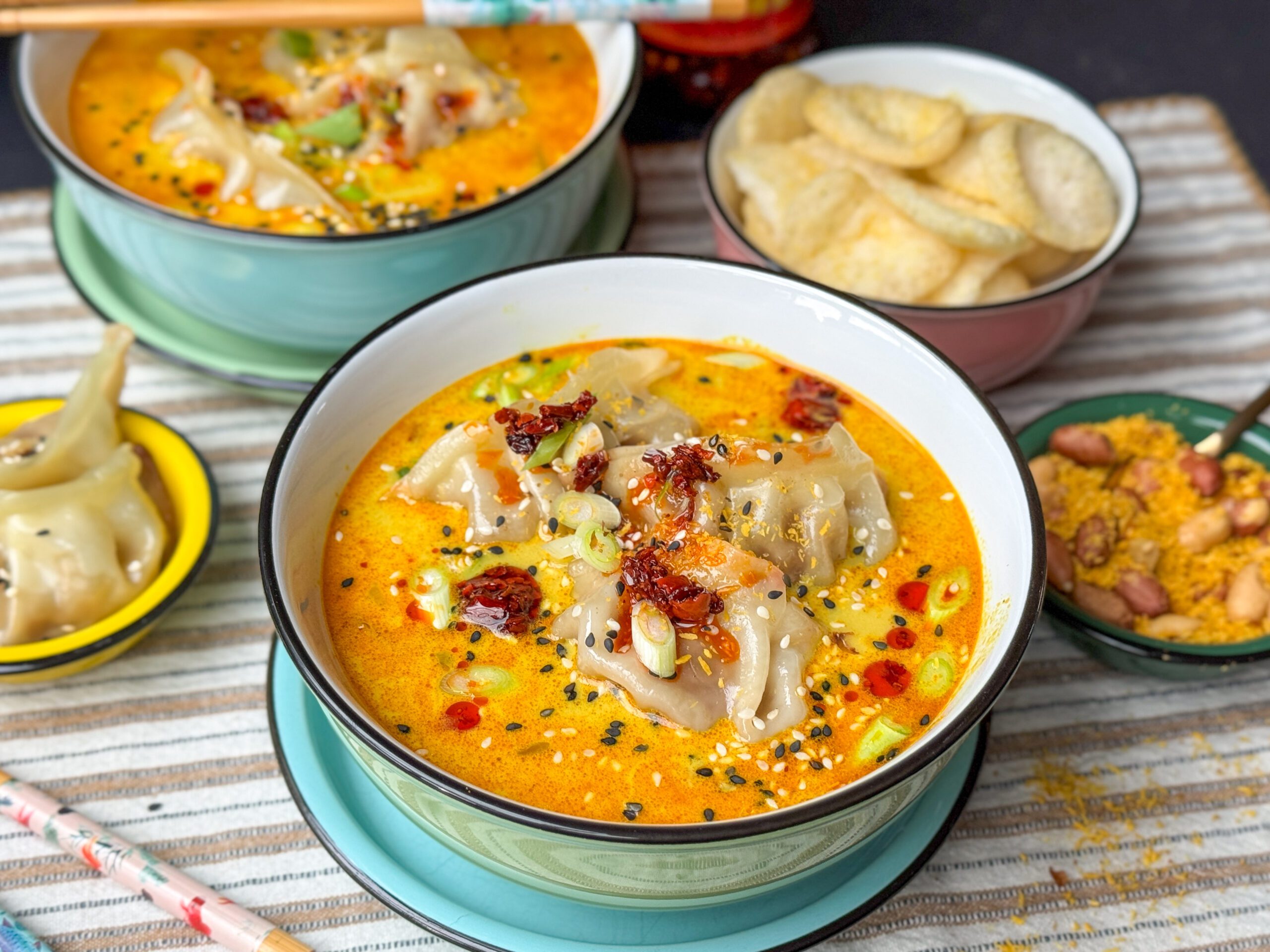 soep met gyoza geserveerd met crispy chili-olie en fijngesneden bosui