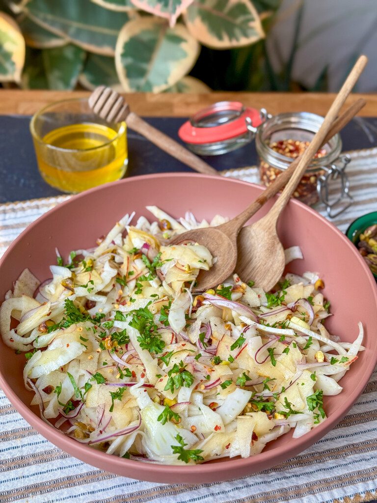 venkelsalade met appel, rode ui en frisse dressing 