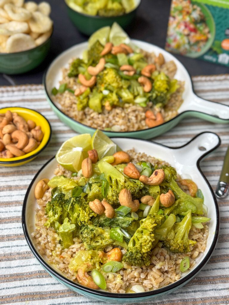 Een bord met heerlijke Thaise groene curry met broccoli en paksoi, geserveerd met haverrijst en cashewnoten. De romige kokosmelk en kruidige groene currypasta zorgen voor een authentieke Thaise smaak.