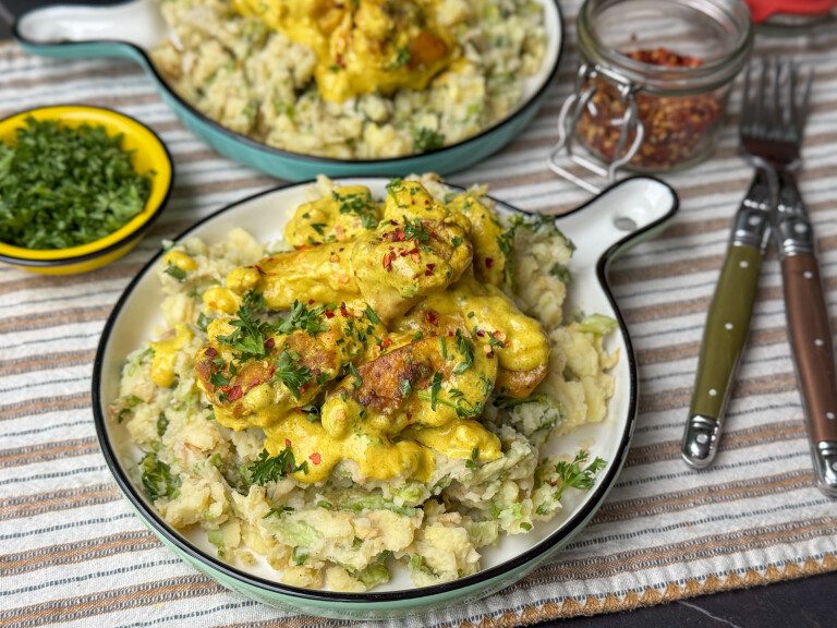 Andijviestamppot met kip kerrie – stamppot met een twist een bord met andijviestamppot en romige kip kerrie in kerrieoomsaus.