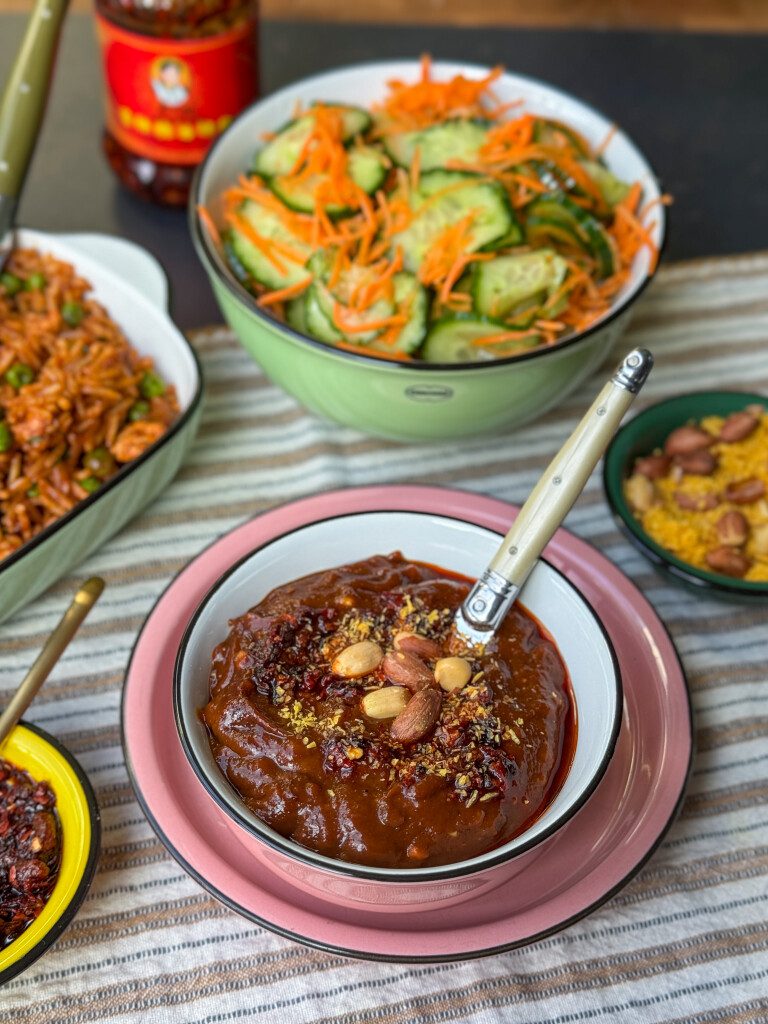 Een kommetje met heerlijke pittige pindasaus gemaakt met pindakaas, cripsy chili-olie, ketjap en specerijen. 