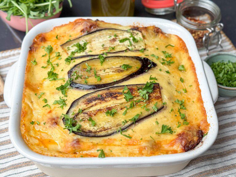 Moussaka recept – Griekse ovenschotel met aubergine en gehakt Moussaka recept Griekse ovenschotel met aubergine en gehakt