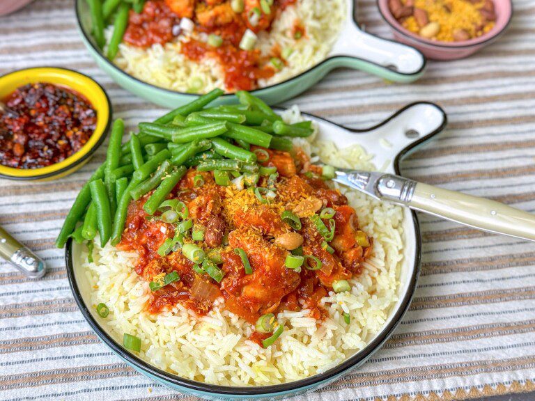 Pittige kipstoof met crispy chili olie – vol van smaak en makkelijk te maken pittige kipstoof met crispy chili olie