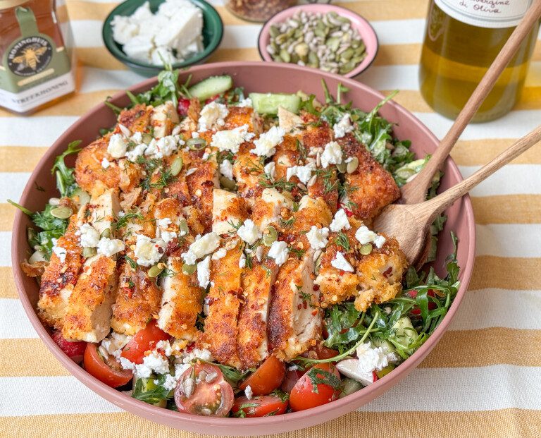 Salade met krokante kip en hot honey dressing Salade met krokante kip, feta en hot honey dressing